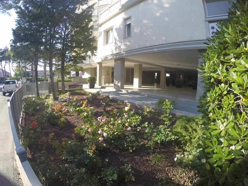 Residence Zenith Caorle Bagian luar foto