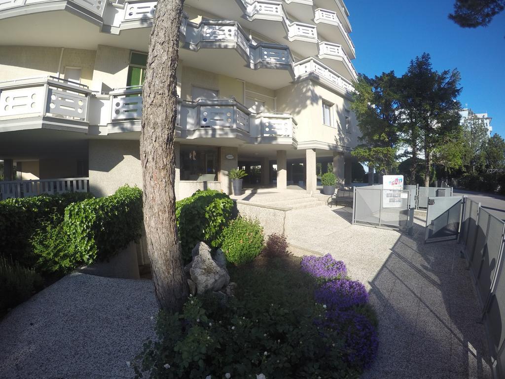 Residence Zenith Caorle Bagian luar foto