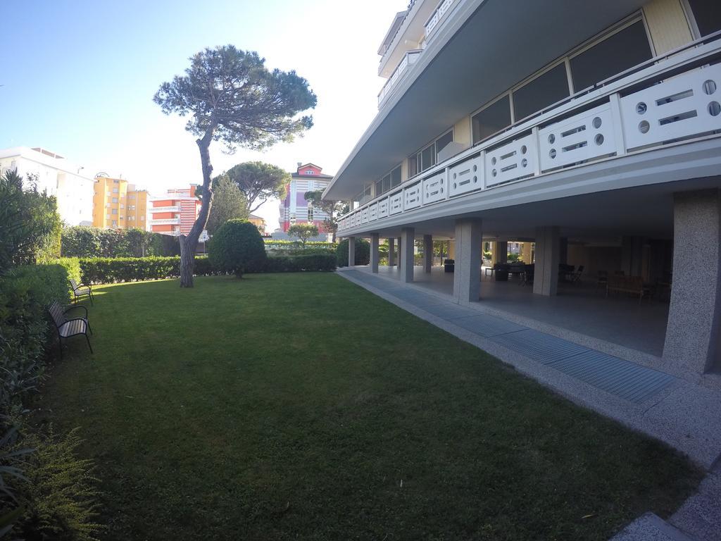 Residence Zenith Caorle Bagian luar foto