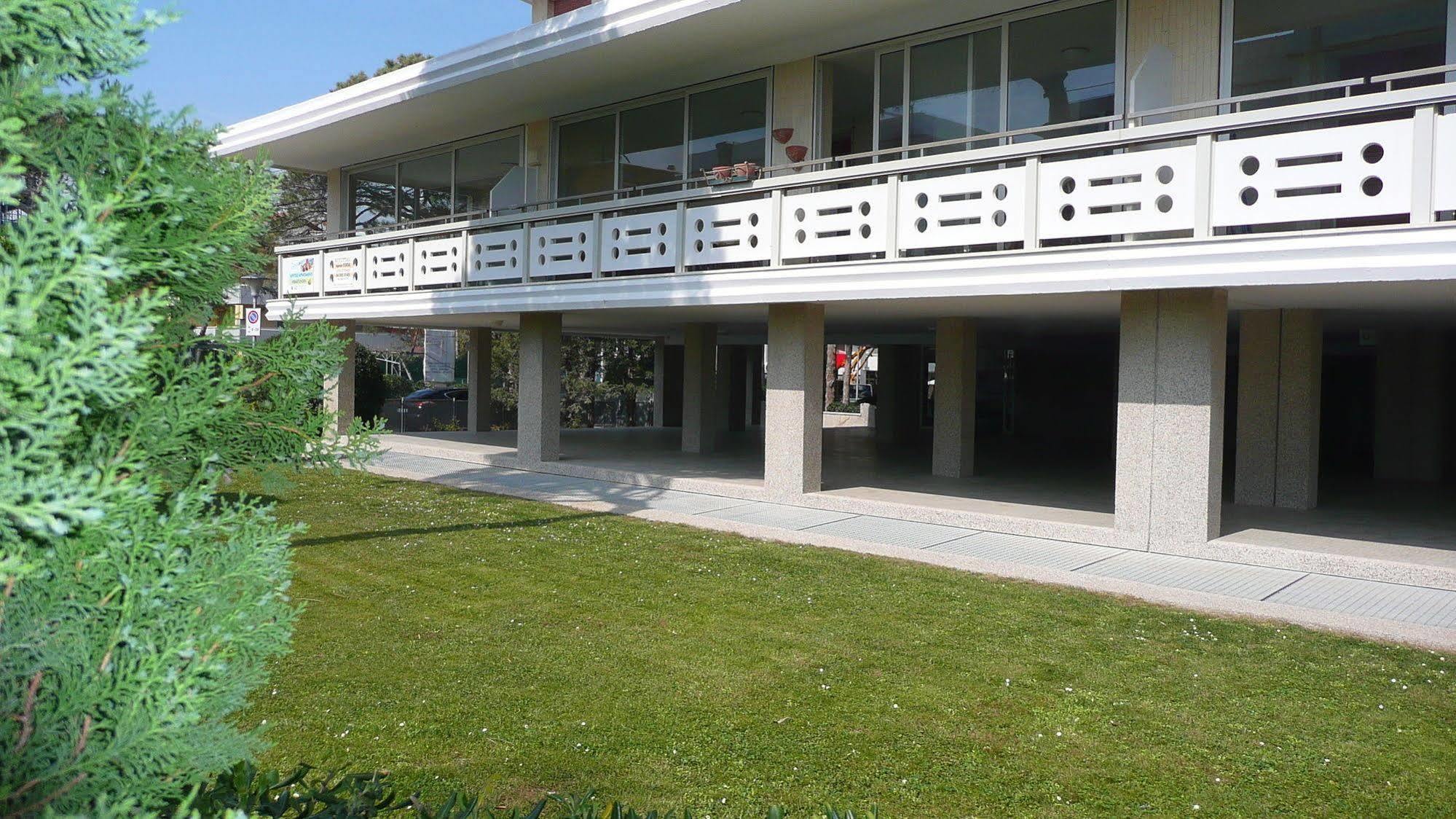 Residence Zenith Caorle Bagian luar foto