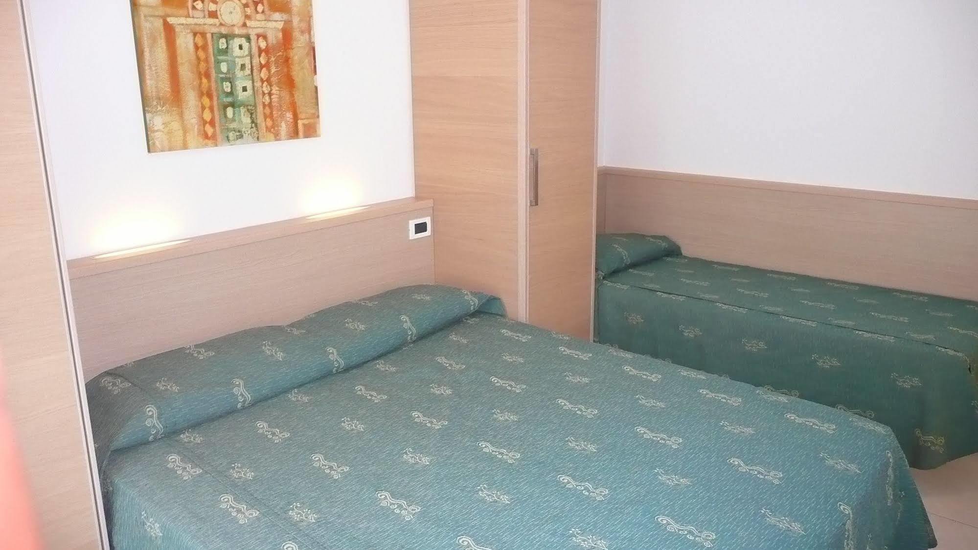 Residence Zenith Caorle Bagian luar foto