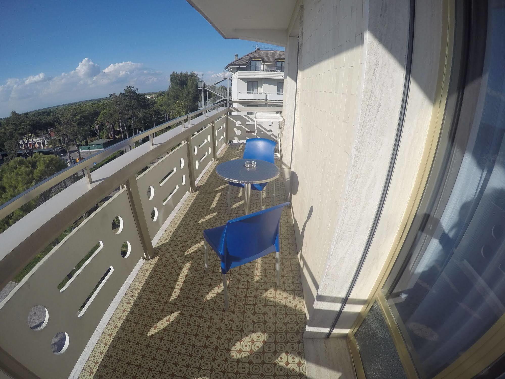 Residence Zenith Caorle Bagian luar foto